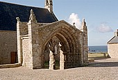 La pointe Saint Mathieu, la chapelle N.tre Dame des grces, portail gothique. 